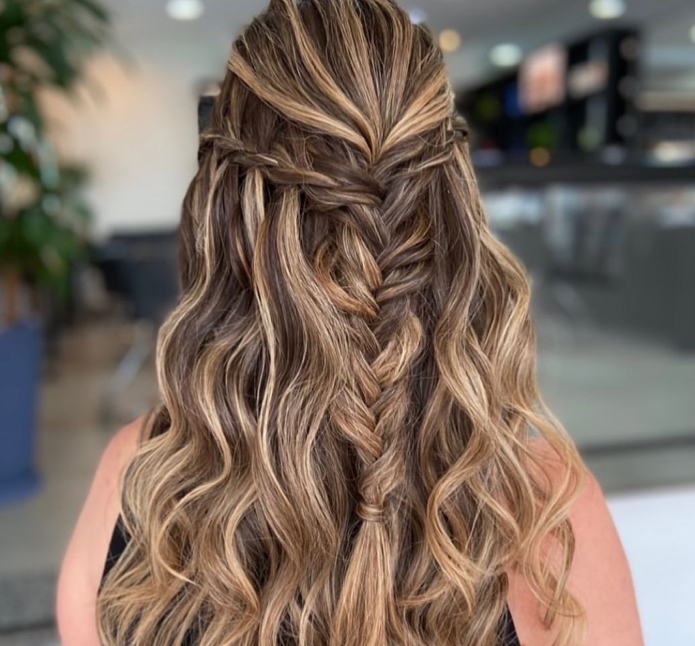 Posted @withrepost • @vivipraddo Penteado com Trança Cascata e Escama de Peixe Agendamentos(11)5